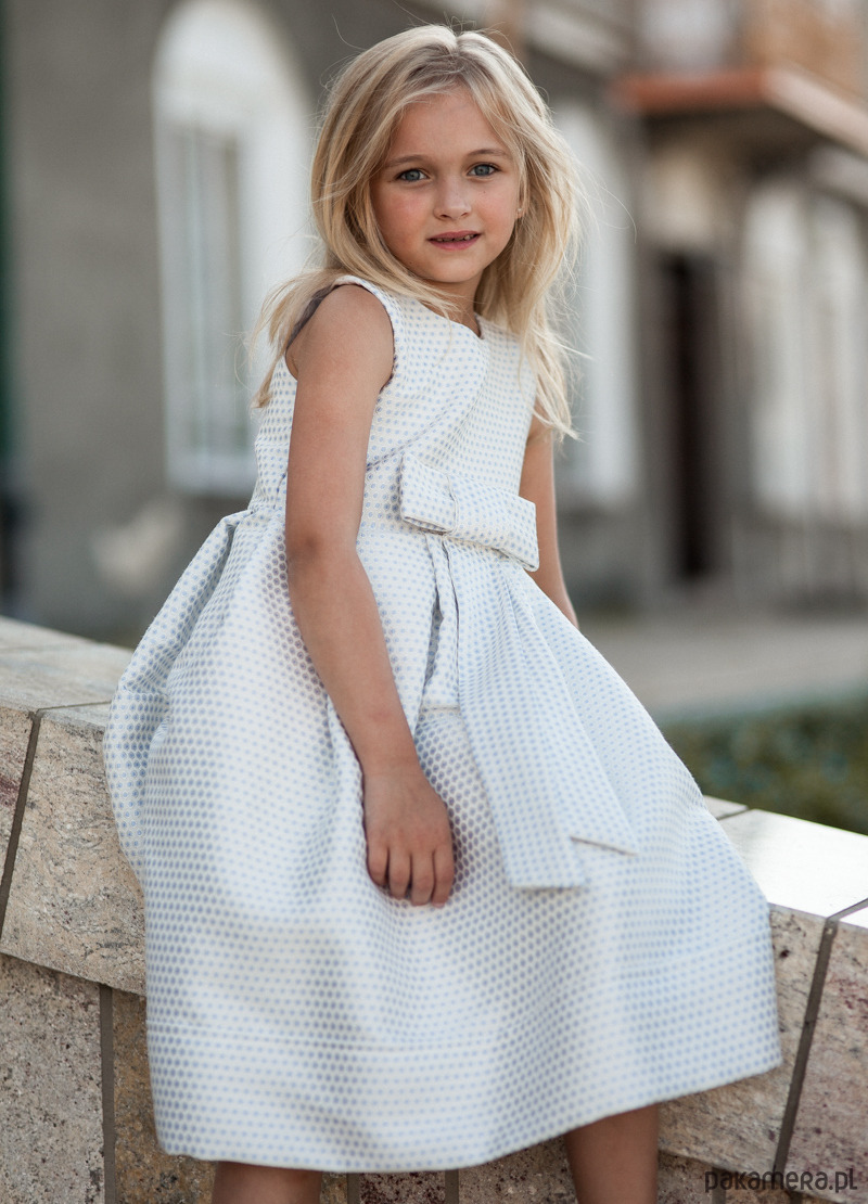 Маленькое белое платье   Все дочери, когда вырастут, станут немного черными, и теперь, как и положено маленьким девочкам, они выглядят лучше всего в вежливом белом платье